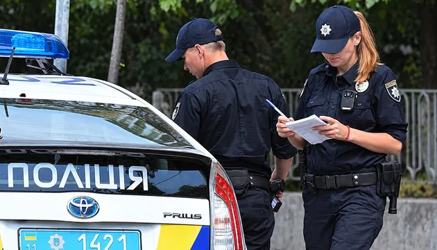 поліція машина та поліцейький